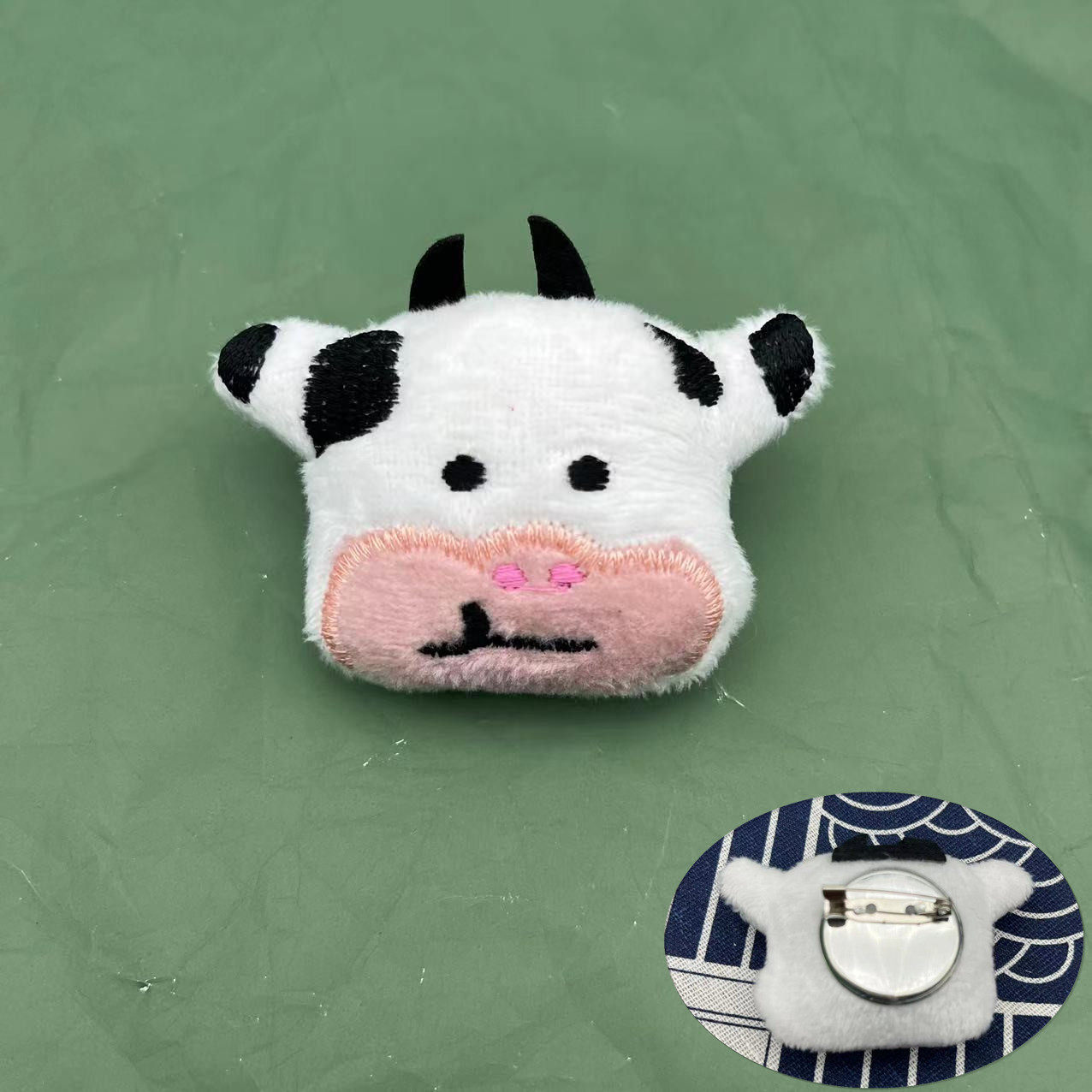 牛【ブローチ】