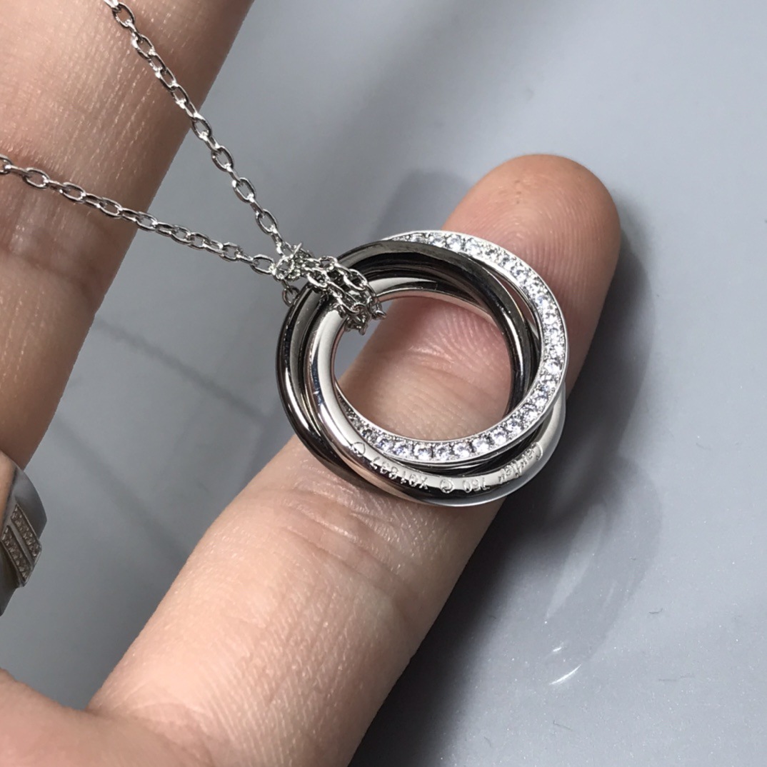 ホワイトゴールドとブラックのスリーリングネックレス