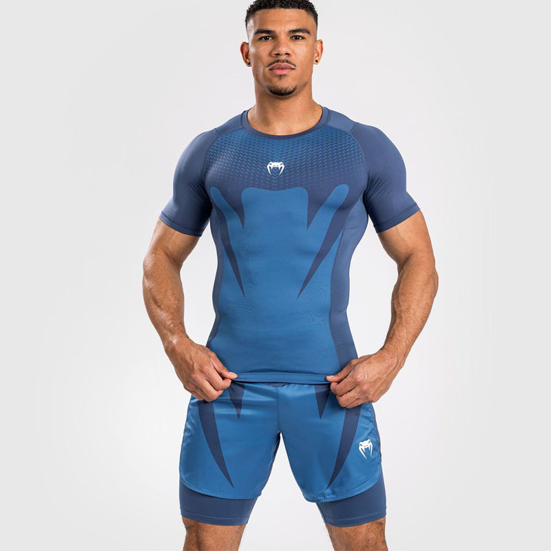 青色の半袖+ショートパンツ