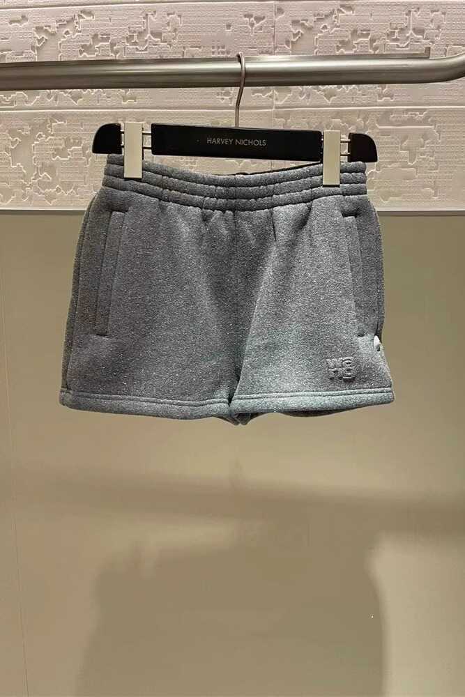 グレー