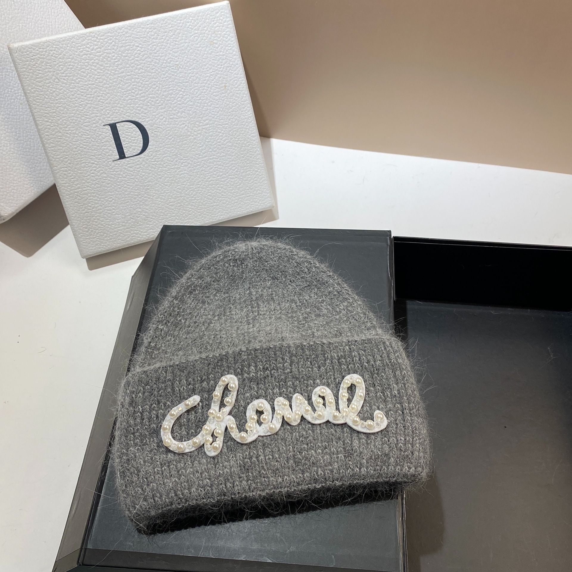 濃い灰色 + 白い文字