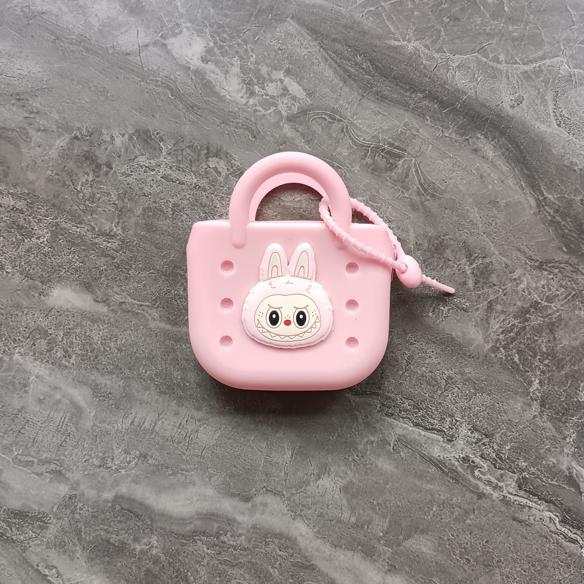ピンクの穴あきバッグ