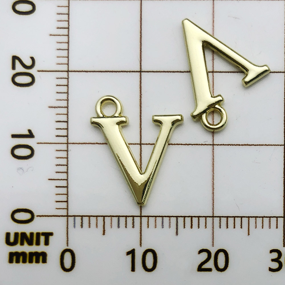 1 kc ゴールドラックメッキ文字 V-13x15mm-0.7g