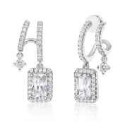 エレガントなシルバーのイヤリング