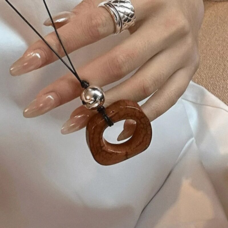 2409002茶色の幾何学的なペンダント セーターチェーン