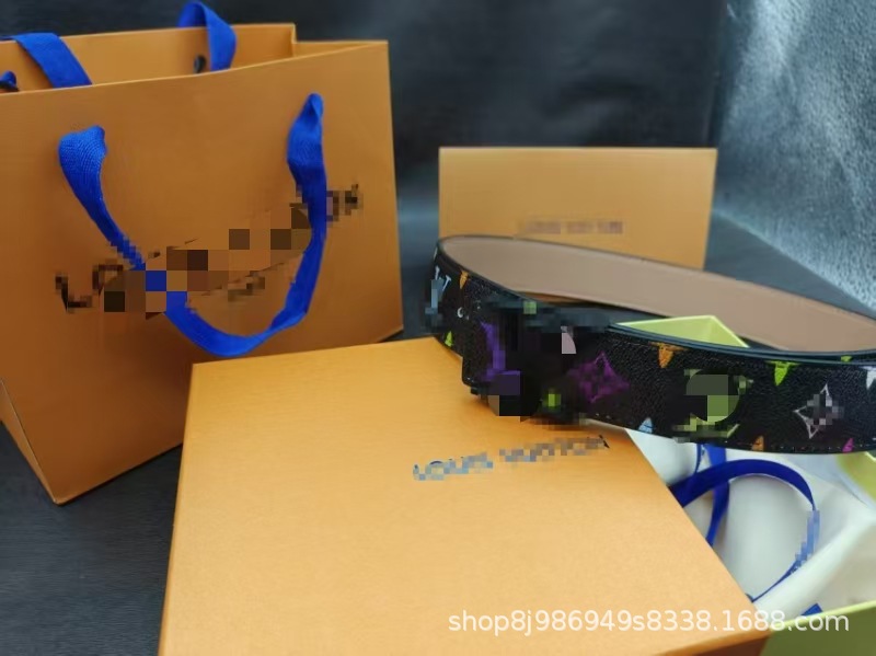 ブラックカラーのフラワーブラックバックル