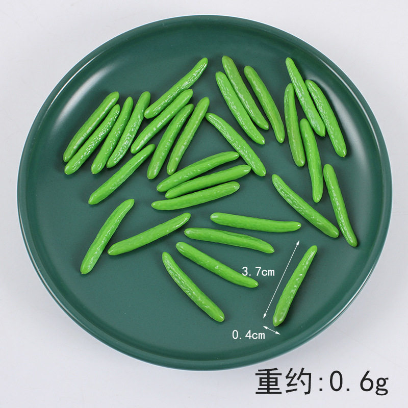 3.7cmの薄緑色のキュウリ 1個