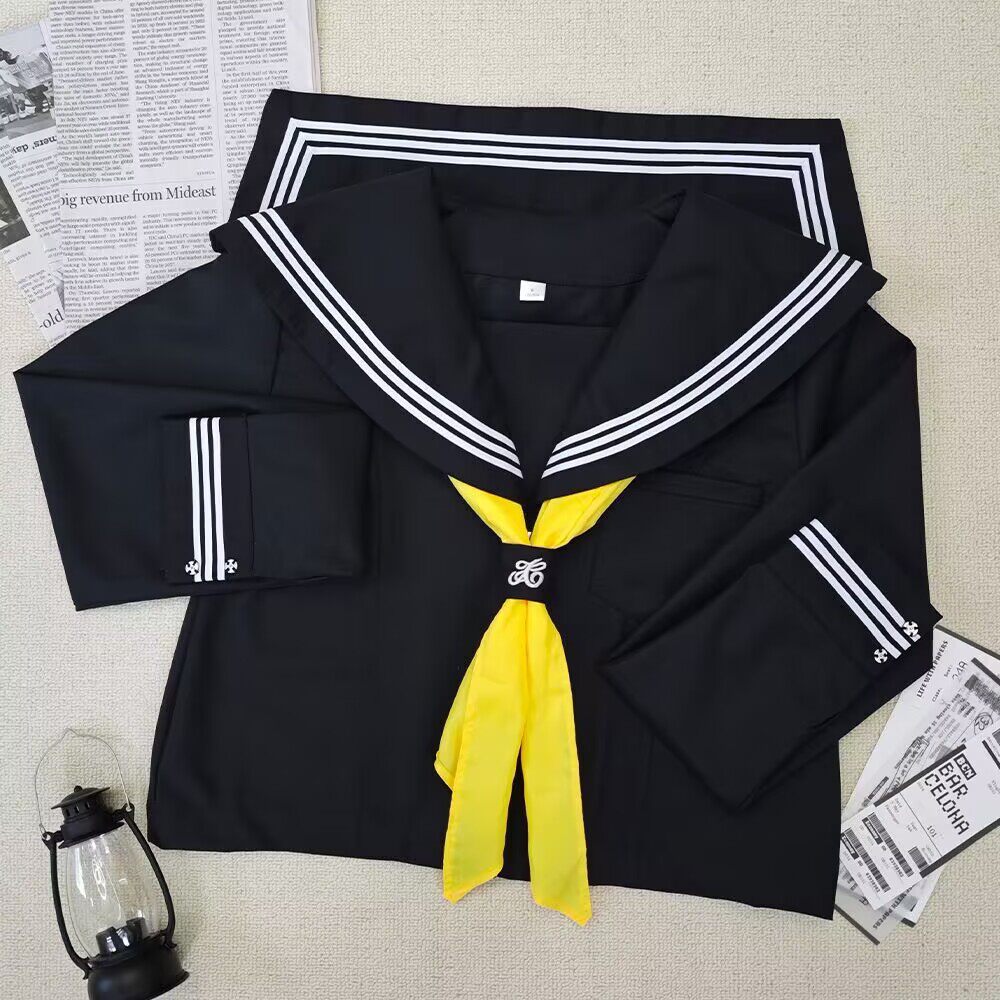 黒のスリーピース長袖 + 黄色の三角スカーフ + バックル