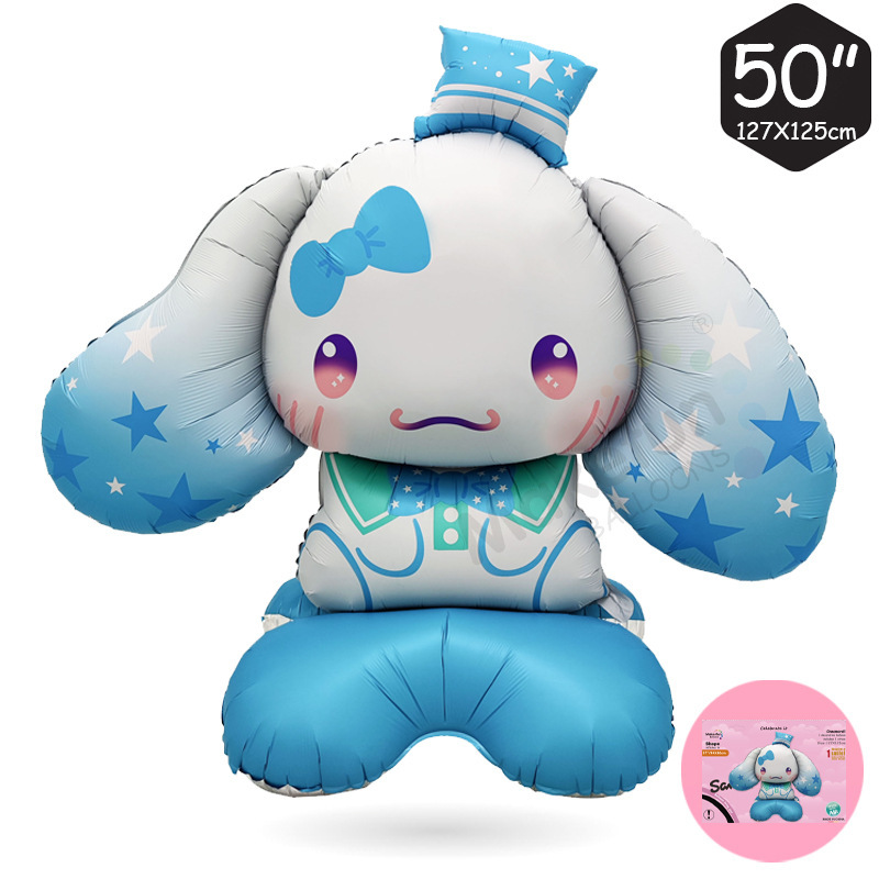 立っているシナモン犬