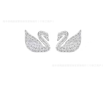 ホワイトスワンのイヤリング