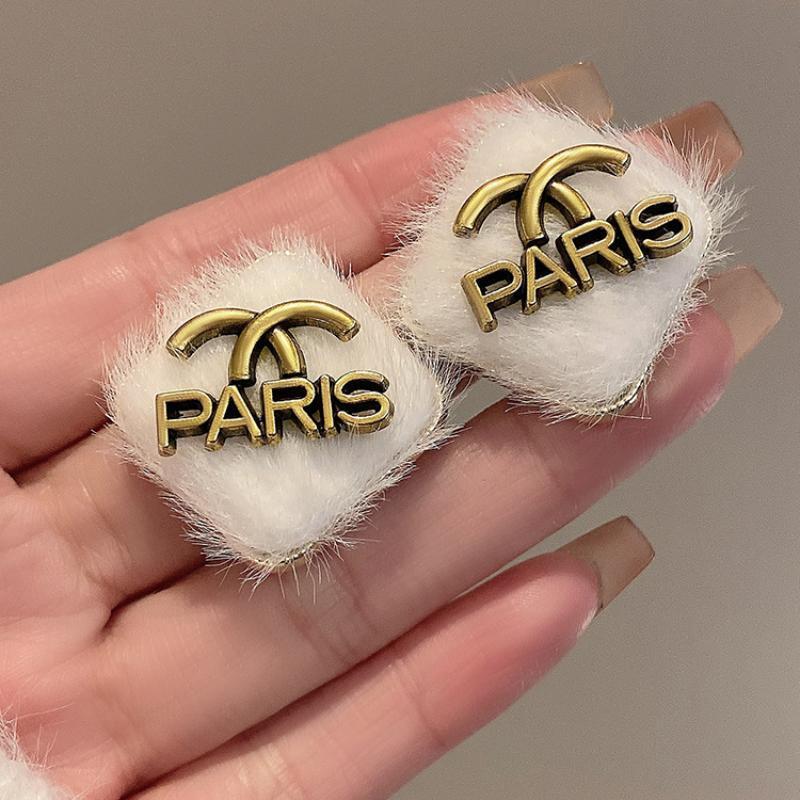秋冬毛のピアス