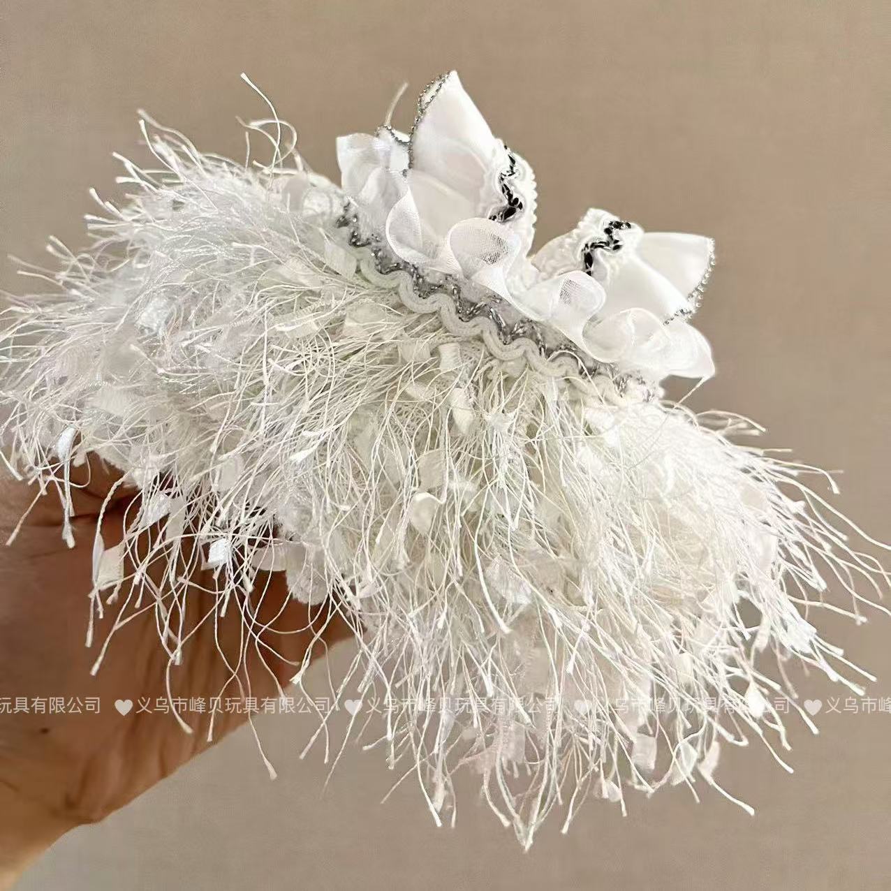 白い流れるレーススカート