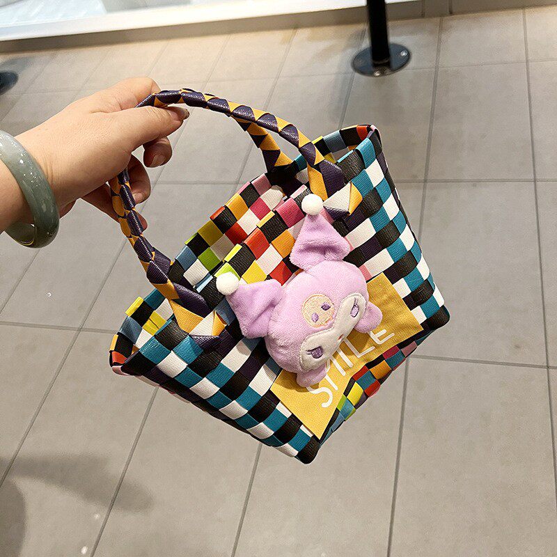 黒地にカラフルなチェック柄の大きなロゴ + 紫色の漫画