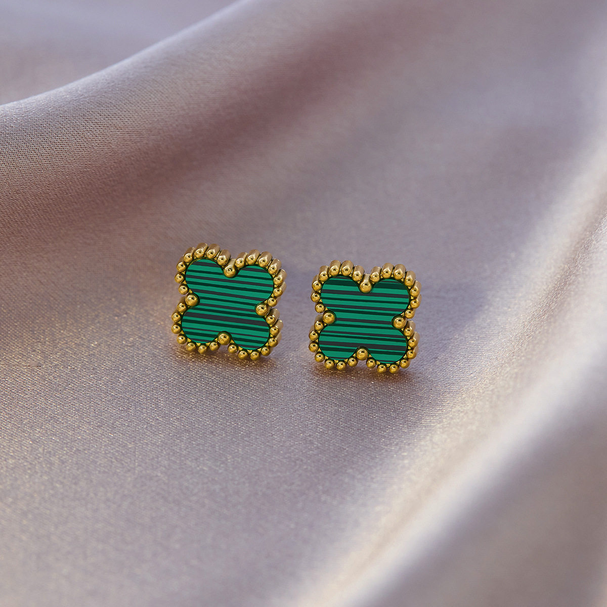 緑の四つ葉のクローバーのイヤリング