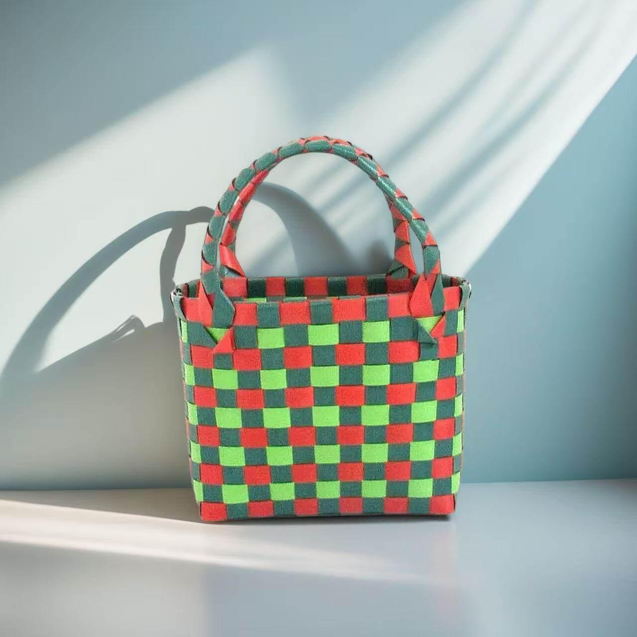 ダークグリーン、グリーン、レッドの配色