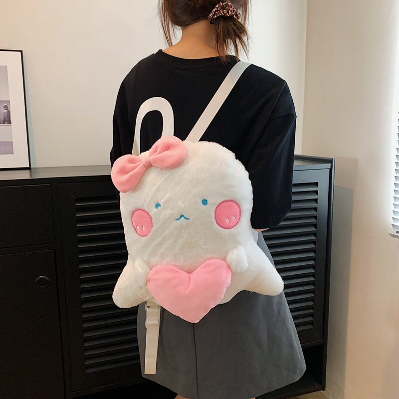 大きなダブルバックの幽霊の女性