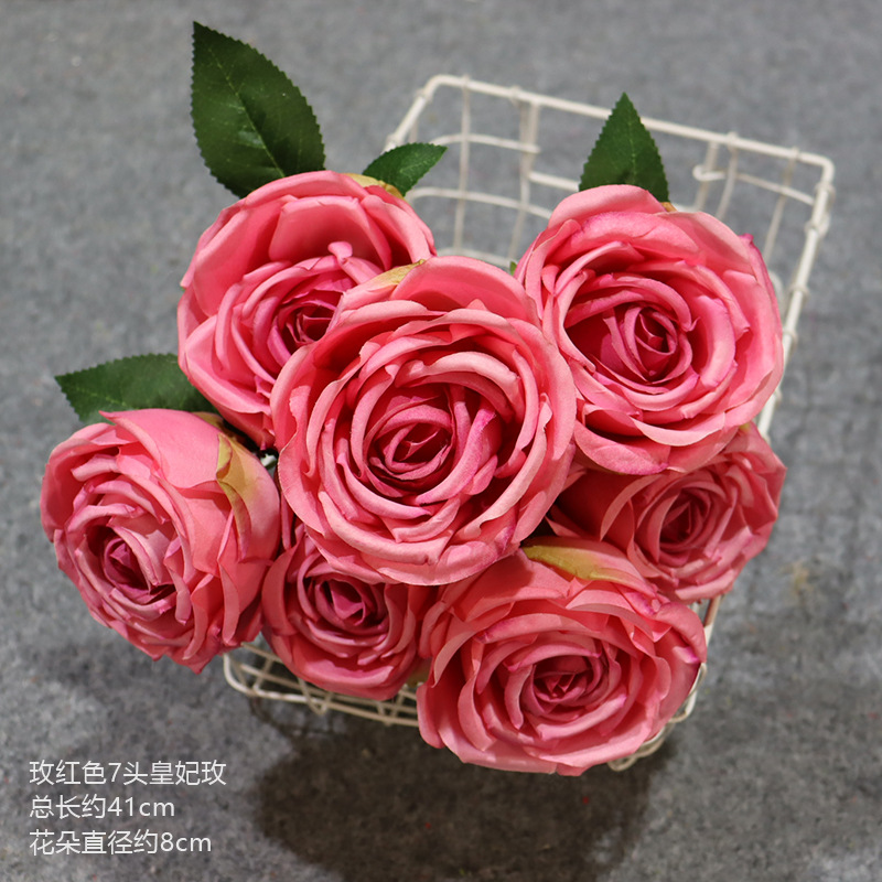 バラの赤い7頭の皇妃の薔薇の1本