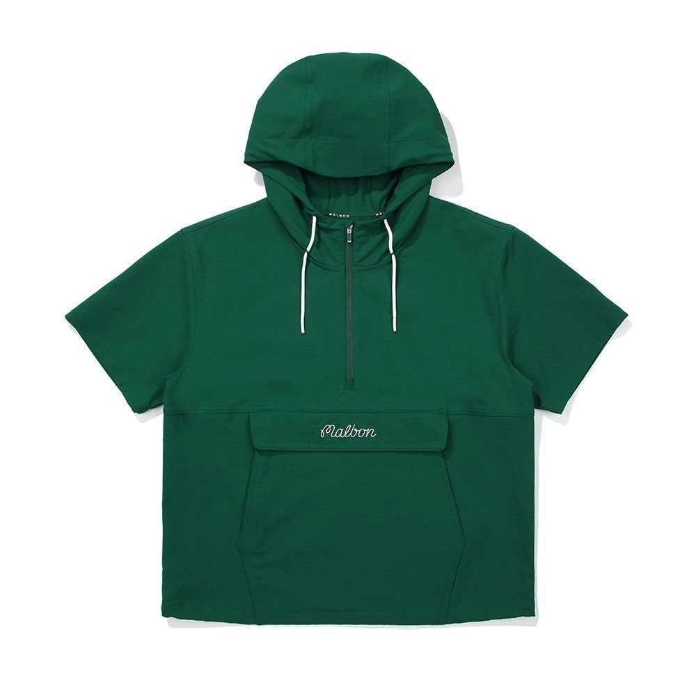 ダークグリーンのトップス