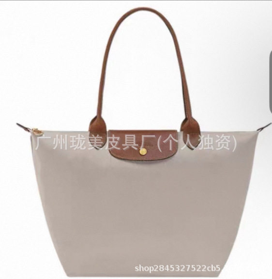 黄色い小石の上を歩く