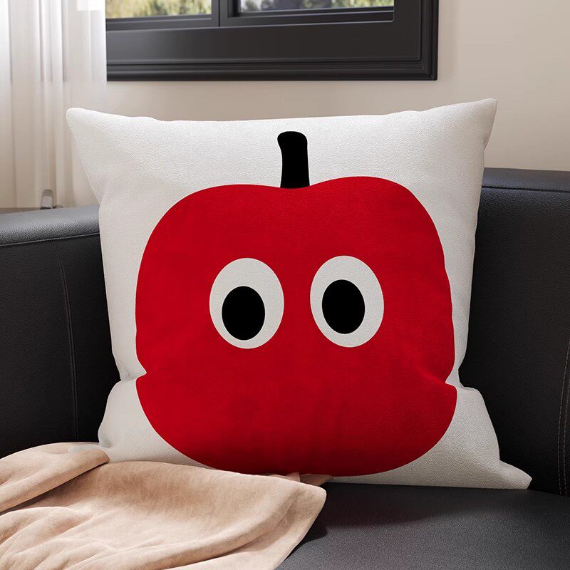 横たわっているリンゴの赤