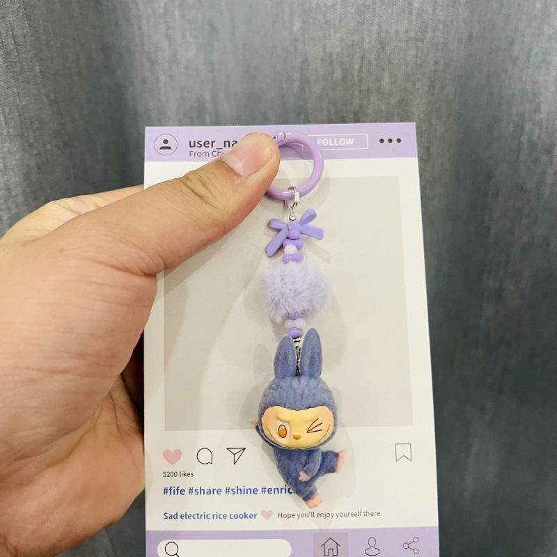 ラブブヨガ紫目を閉じた