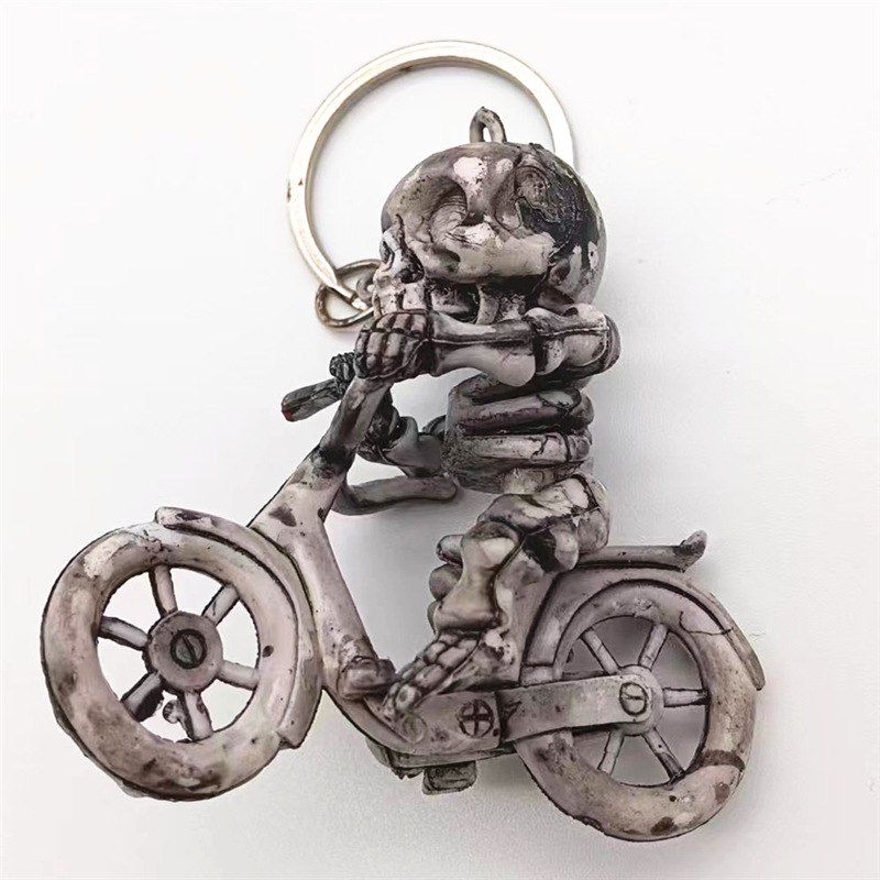 自転車に乗るスカル