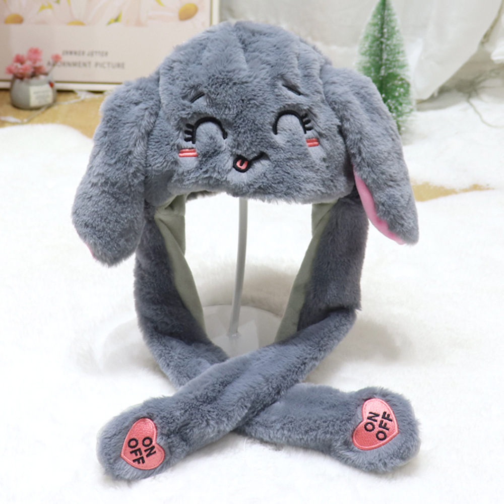 灰色のウサギが目を細める