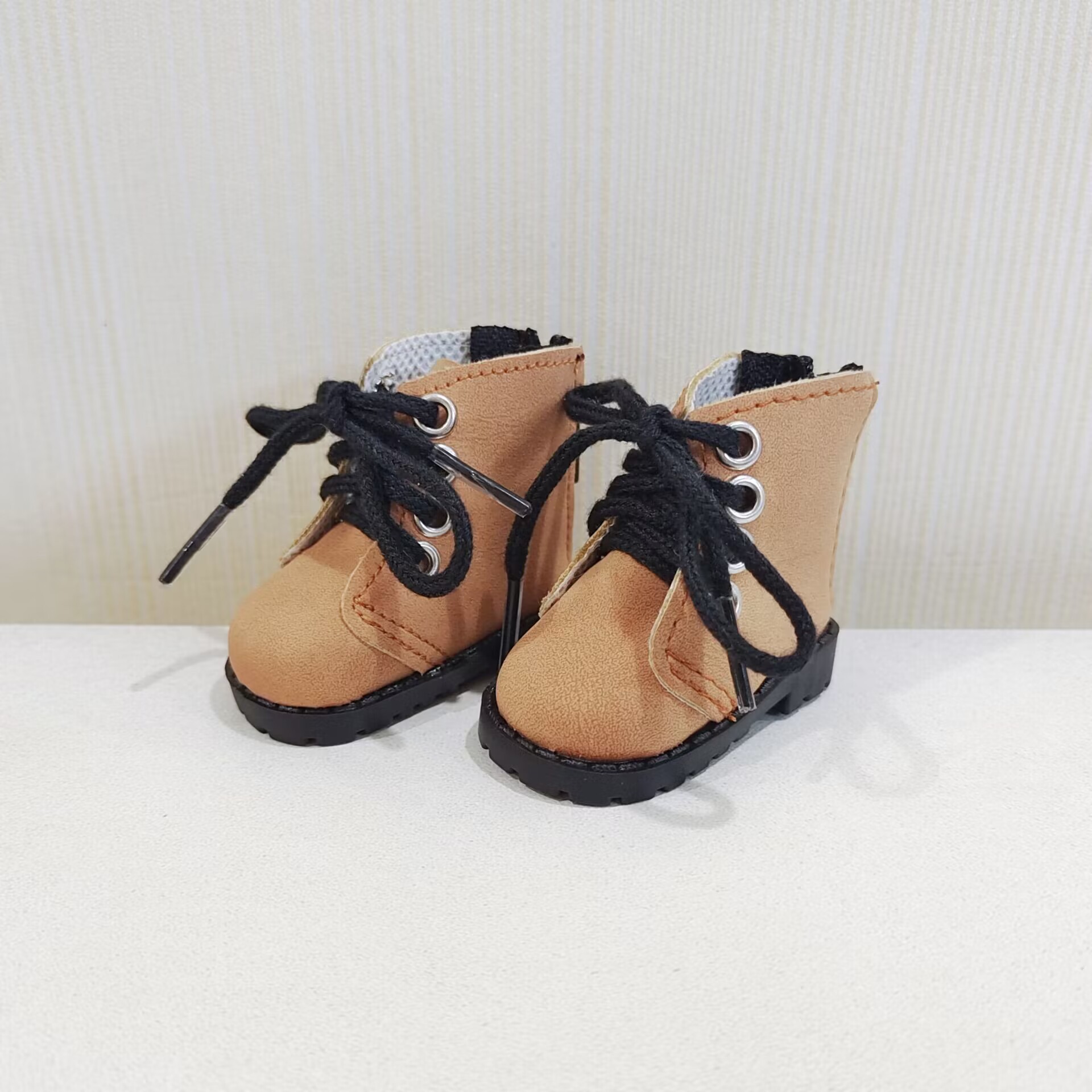 光沢ブラウンブーツ