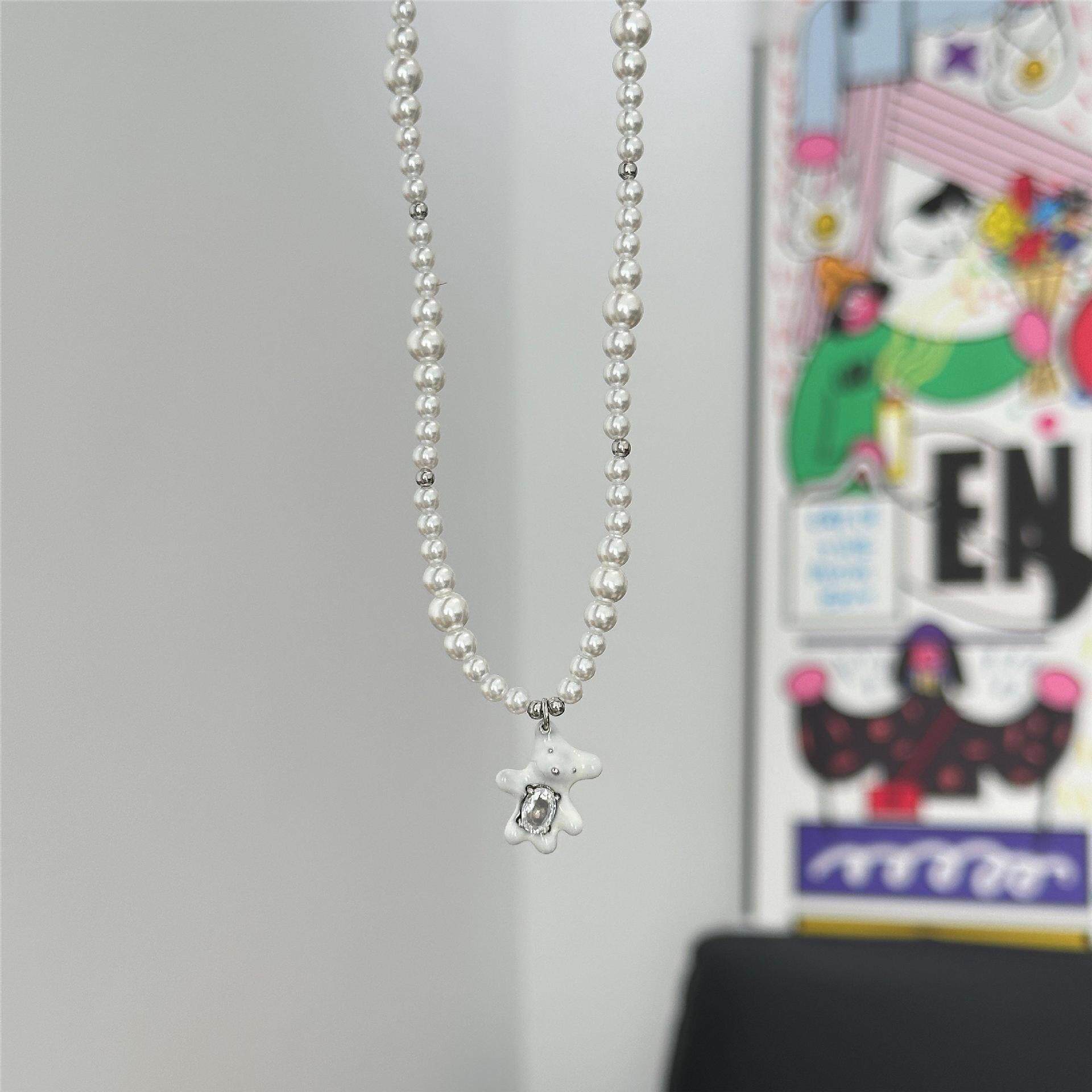 パールドリップオイルシロクマネックレス