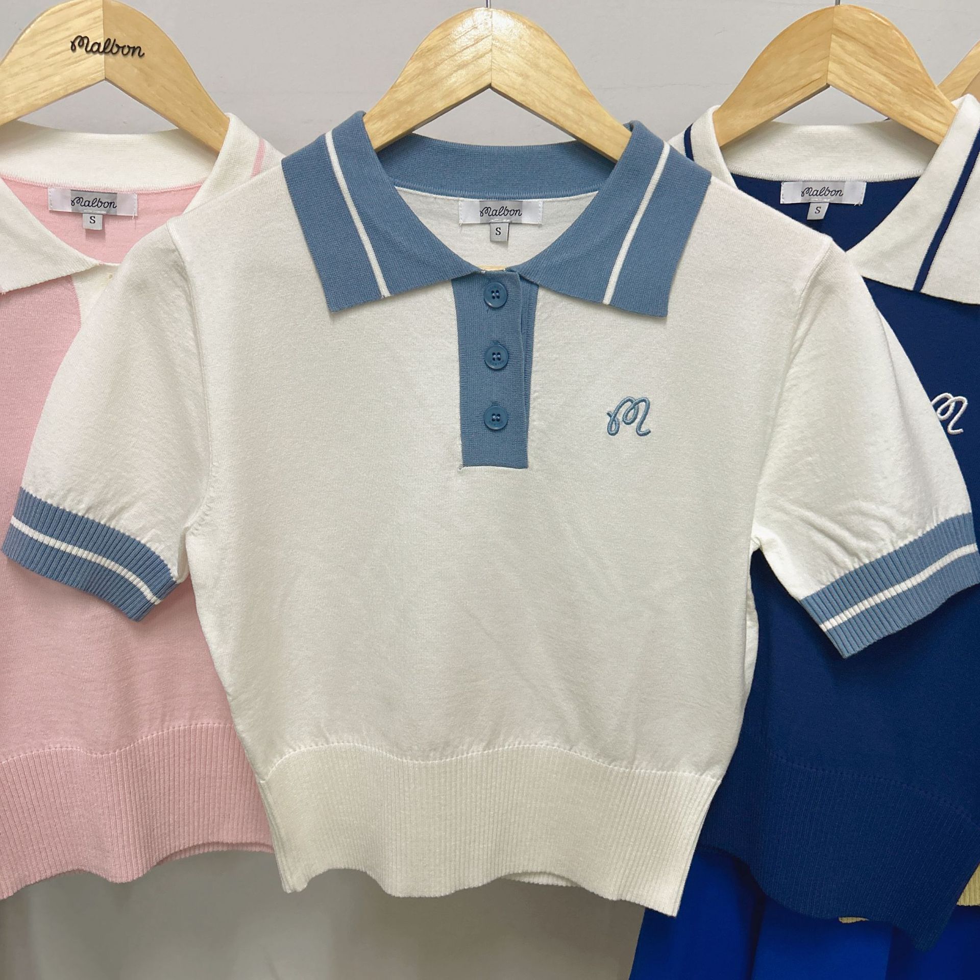 白いトップス