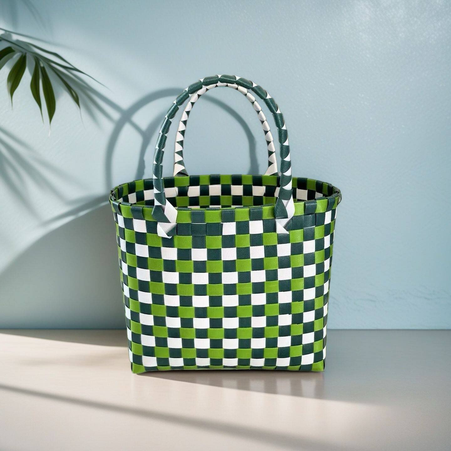 ダークグリーンとグリーンホワイトの配色