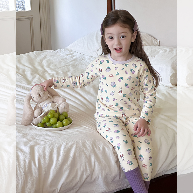 紫の花のウサギ