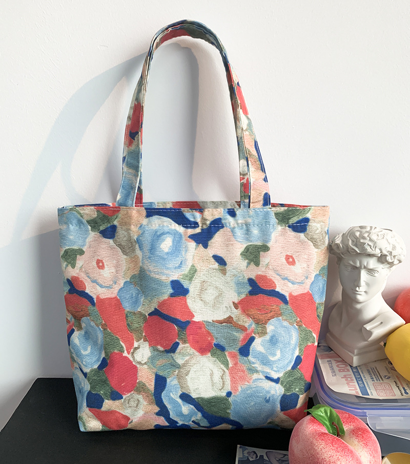 赤い青い花のハンドバッグにジッパーがある