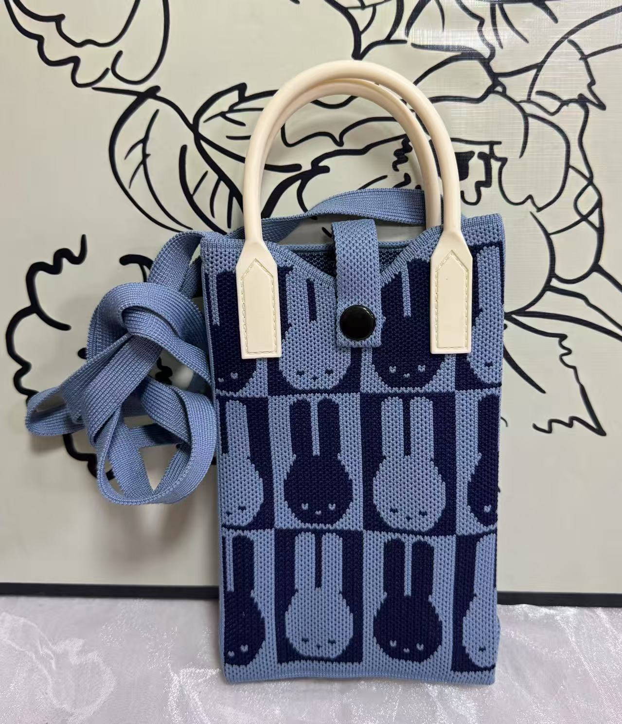 【シリコン+ショルダーストラップ】チェック柄うさぎ