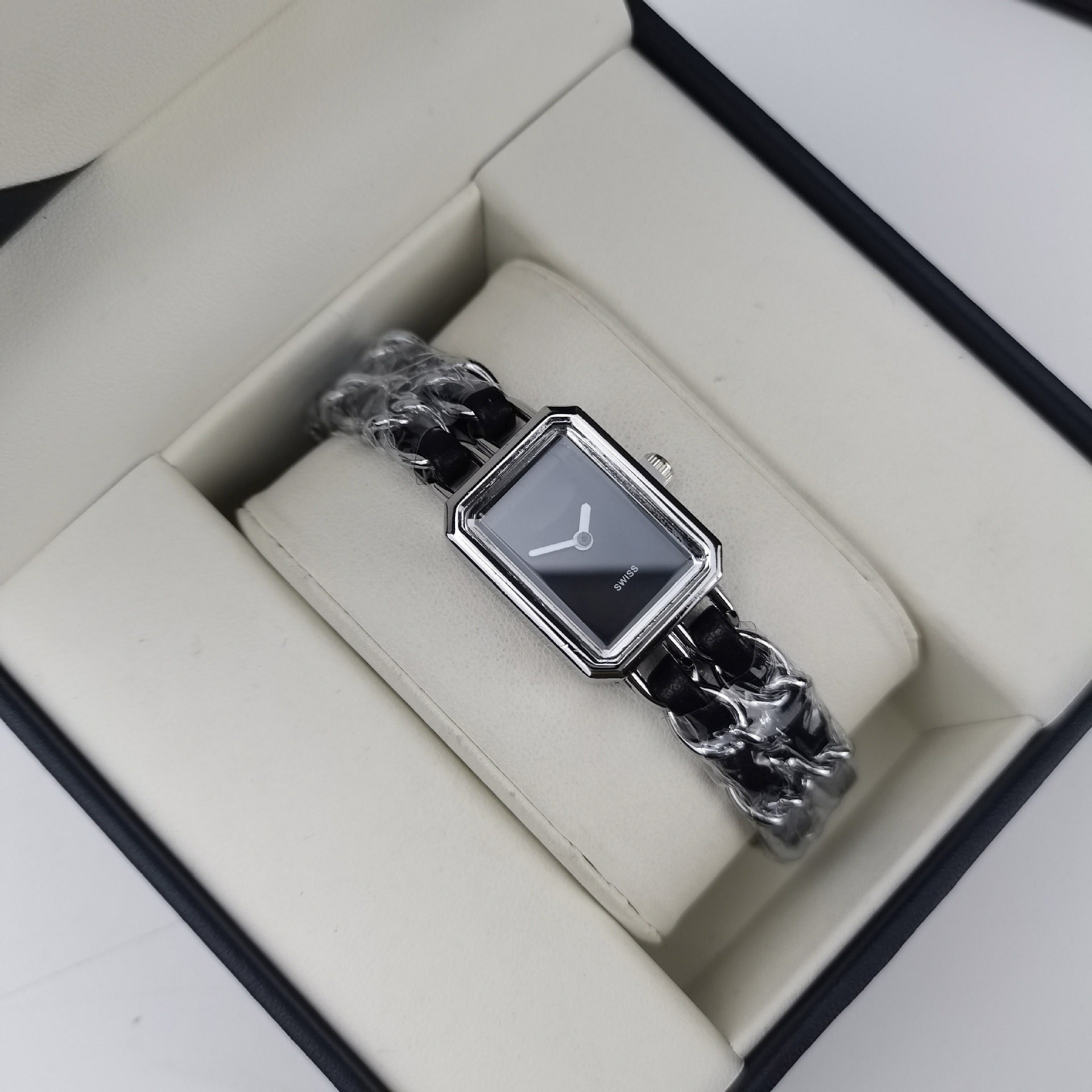 シルバーとブラックの香りのブレスレットウォッチ