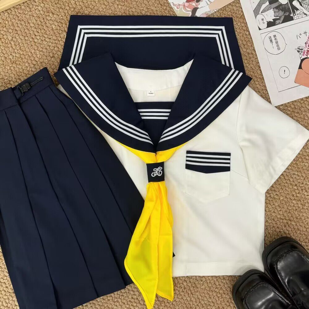 改良された白いスリーピース半袖 + 青いスカート + 黄色の三角スカーフ + リングバックル