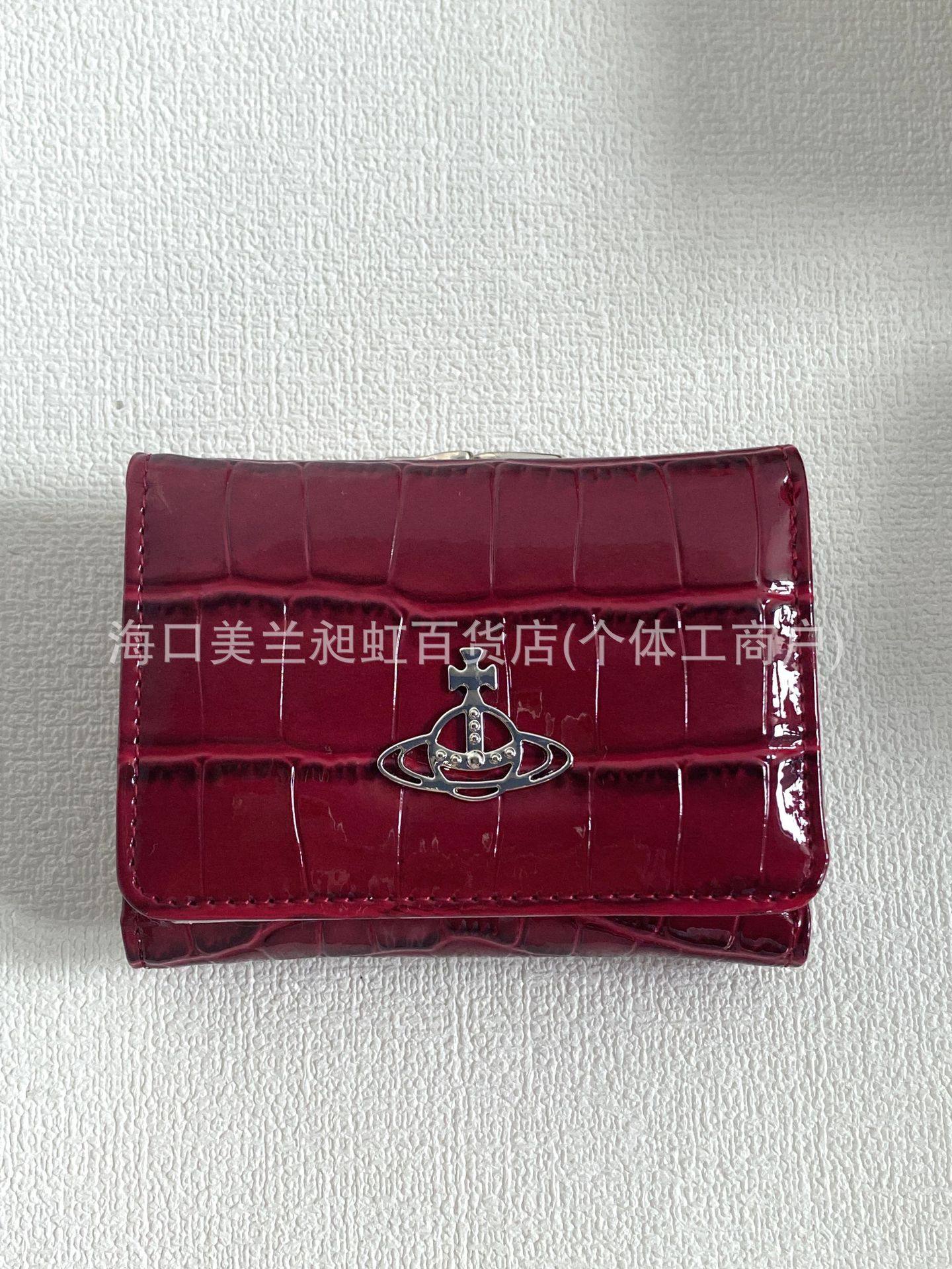 赤いクロコダイル柄の財布