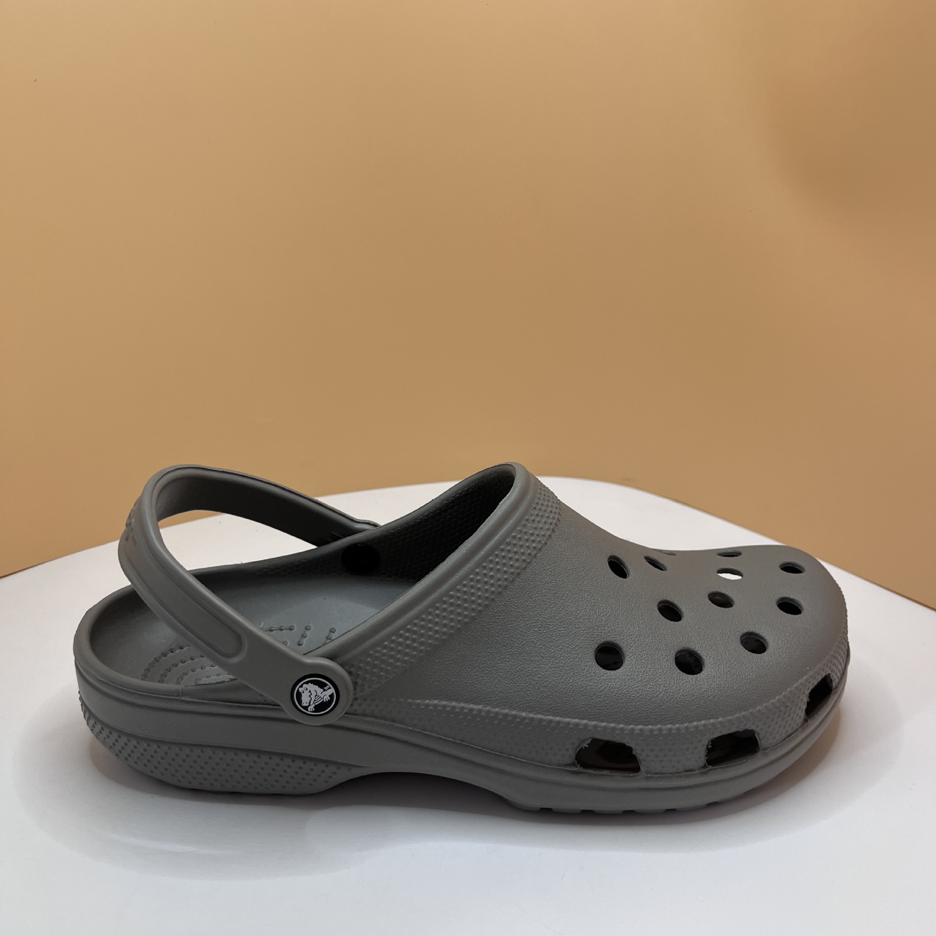 濃い灰色