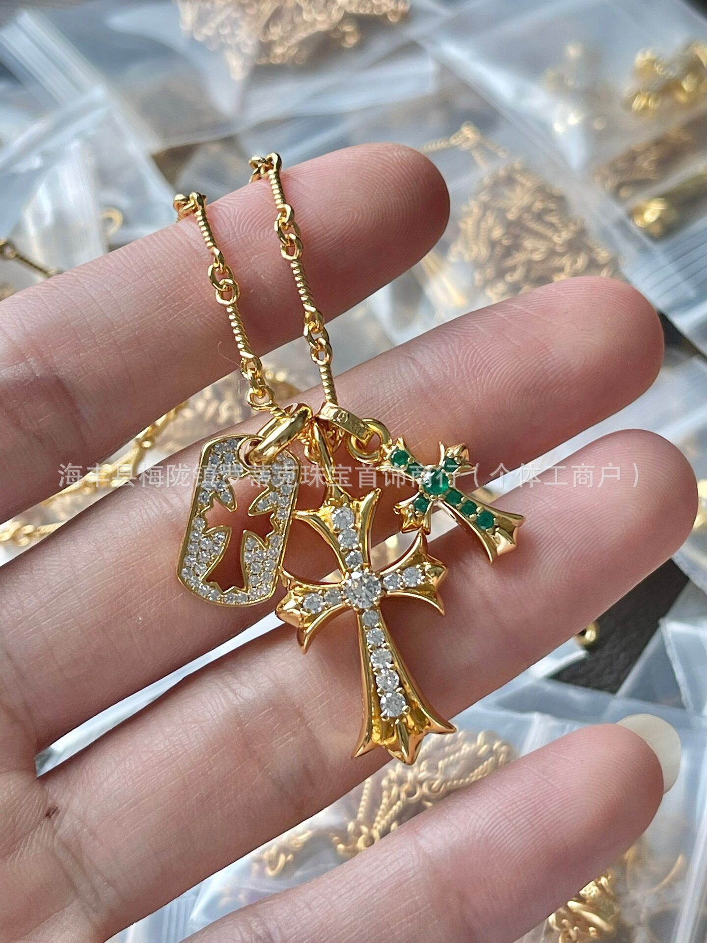 3 つのペンダントネックレスを組み合わせて使用 してください