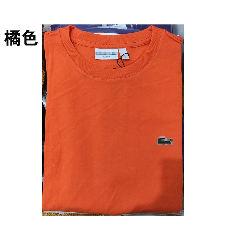 オレンジ色のTシャツに赤い口
