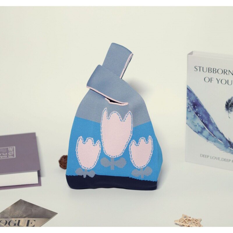 青の背景に小さな花のカラーマッチング