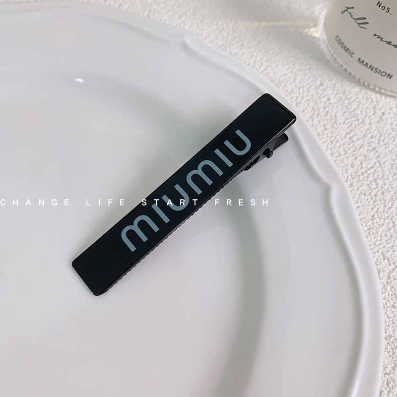黒色矩形miumiuアヒルクリップ
