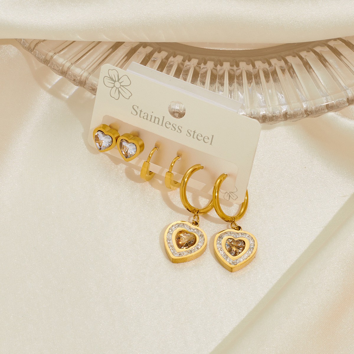 ダイヤモンドがちりばめられた大小のハートセット