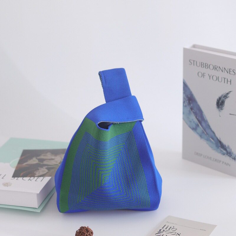 紫と緑の北欧の文字パターン