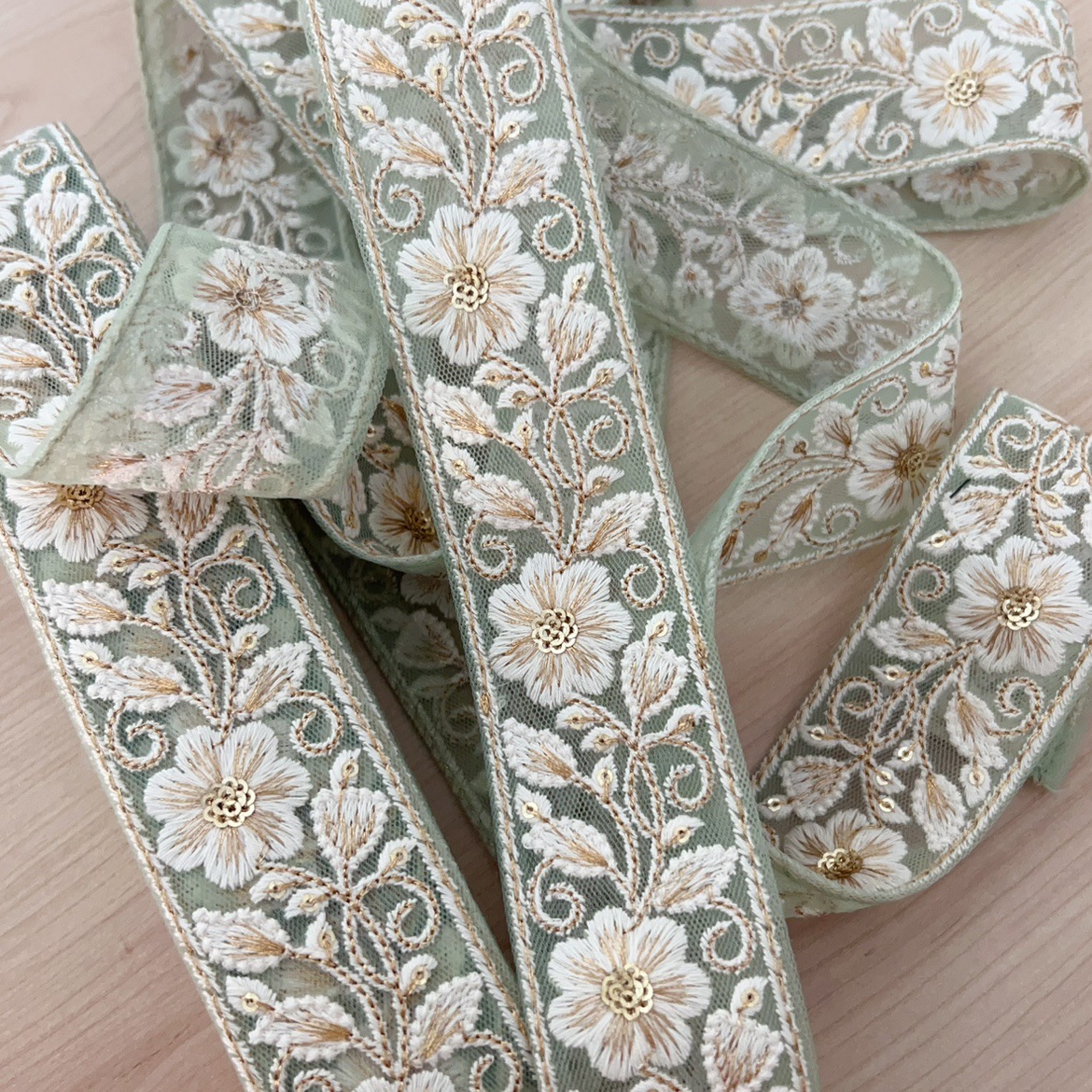 ライトグリーンのベース、長さ0.5メートル