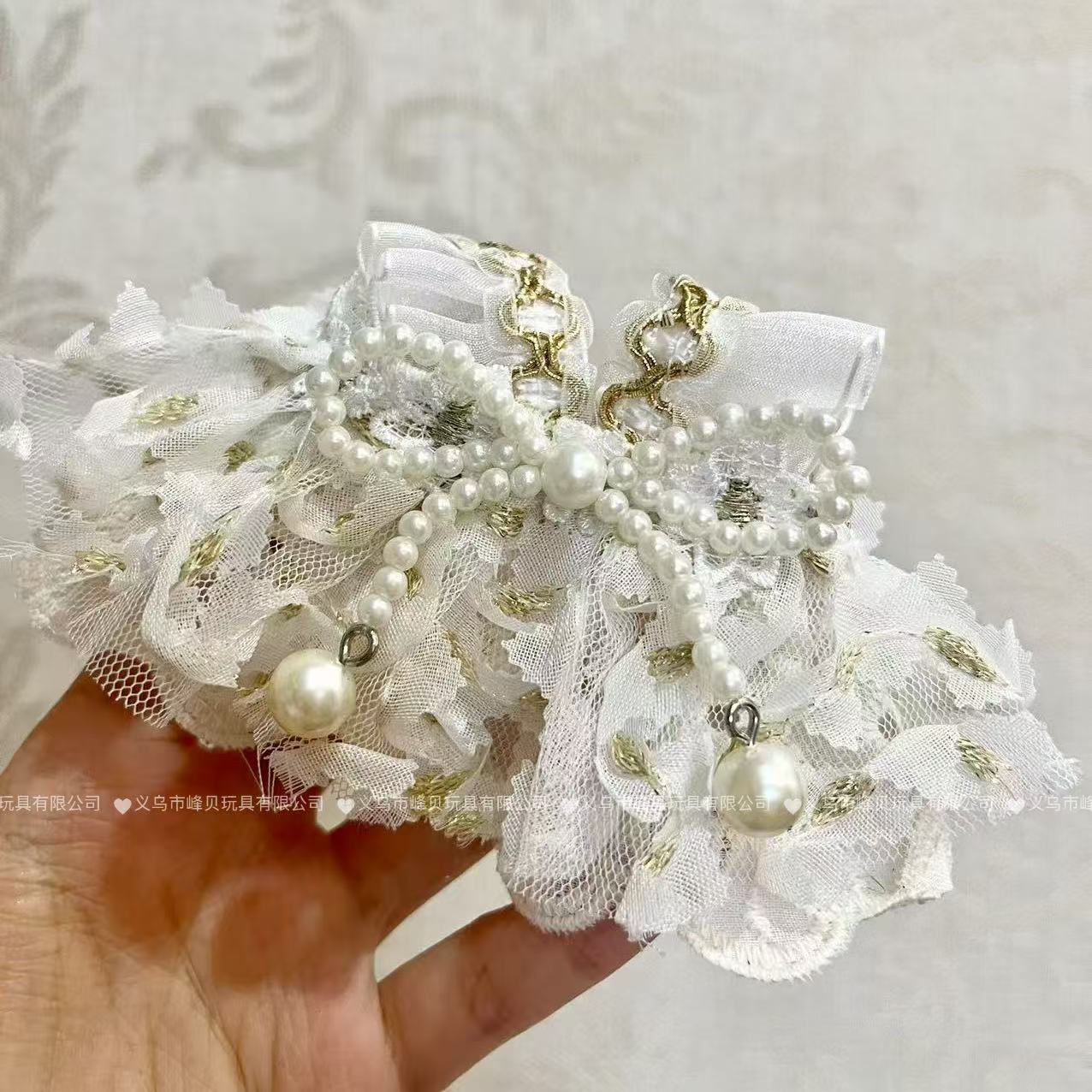 白いレースのリボンと小花柄