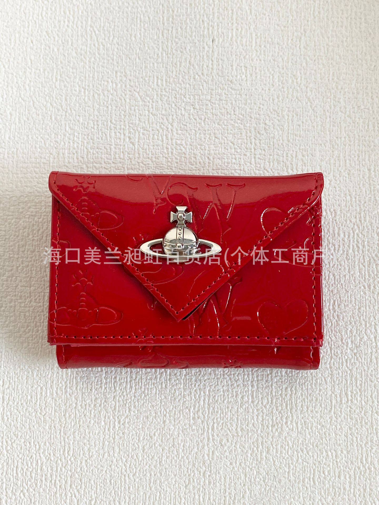 赤いラッカー仕上げのエンボス加工三角財布