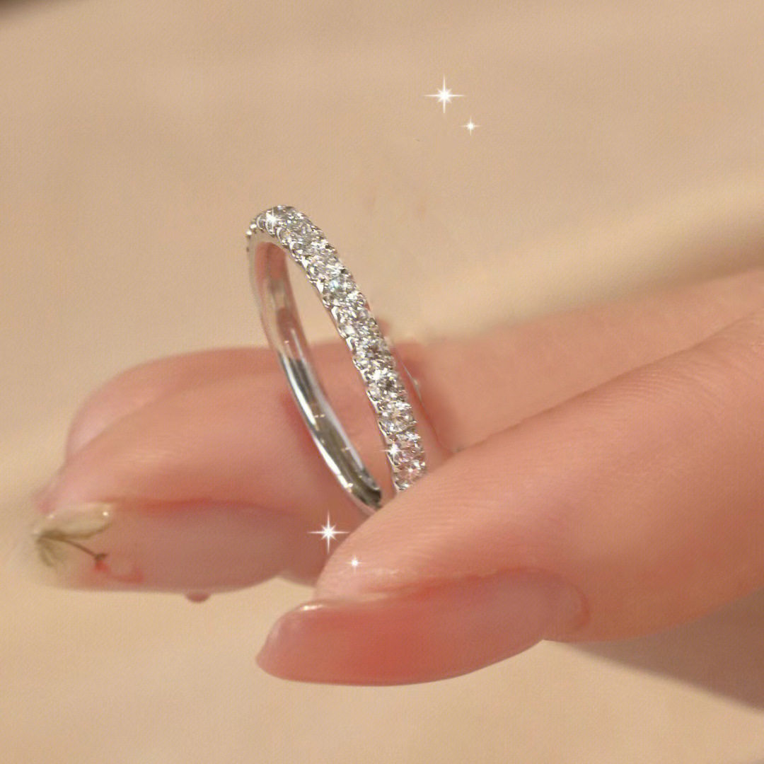 女性の角砂糖リング