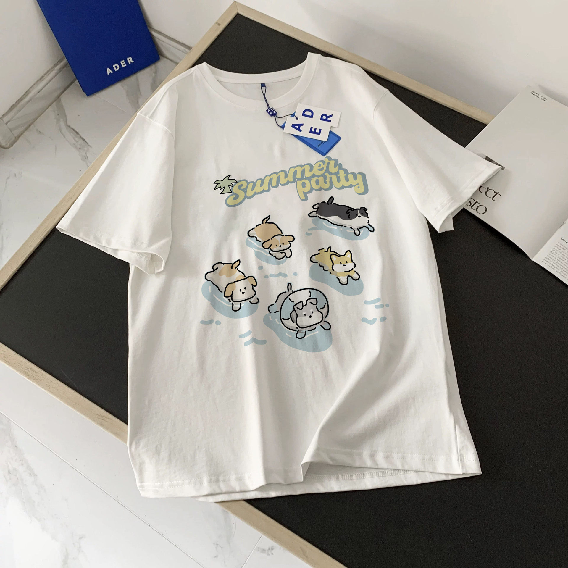 白い泳ぐ犬