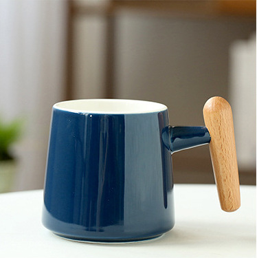 紺色の明るいコップ